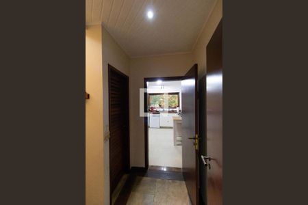 Casa de condomínio à venda com 420m², 4 quartos e 4 vagas Casa de condomínio à venda com 420m², 4 quartos e 4 vagasEscada