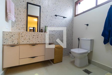 Casa de condomínio à venda com 420m², 4 quartos e 4 vagas Casa de condomínio à venda com 420m², 4 quartos e 4 vagasBanheiro 01