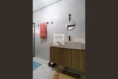 Casa de condomínio à venda com 420m², 4 quartos e 4 vagas Casa de condomínio à venda com 420m², 4 quartos e 4 vagasBanheiro da Suíte 01