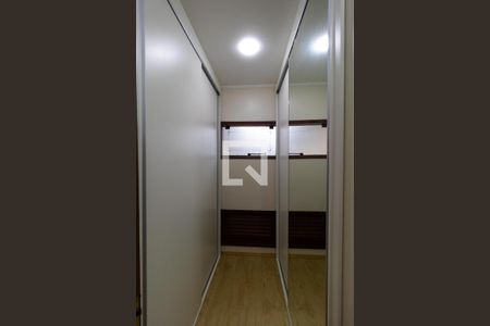 Casa de condomínio à venda com 420m², 4 quartos e 4 vagas Casa de condomínio à venda com 420m², 4 quartos e 4 vagasCloset da Suíte 02