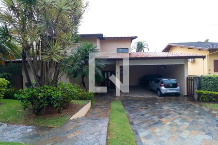 Casa de condomínio à venda com 420m², 4 quartos e 4 vagas Casa de condomínio à venda com 420m², 4 quartos e 4 vagasFachada