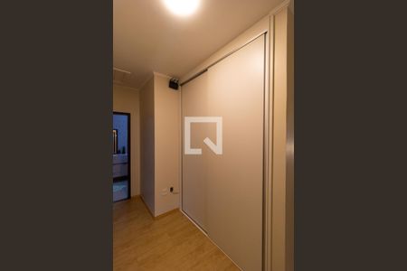 Casa de condomínio à venda com 420m², 4 quartos e 4 vagas Casa de condomínio à venda com 420m², 4 quartos e 4 vagasCorredor