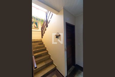 Casa de condomínio à venda com 420m², 4 quartos e 4 vagas Casa de condomínio à venda com 420m², 4 quartos e 4 vagasEscada