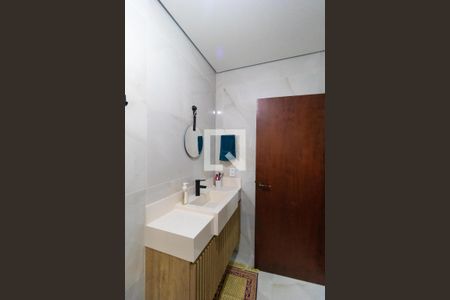 Casa de condomínio à venda com 420m², 4 quartos e 4 vagas Casa de condomínio à venda com 420m², 4 quartos e 4 vagasBanheiro da Suíte 01