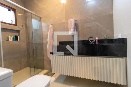 Casa de condomínio à venda com 420m², 4 quartos e 4 vagas Casa de condomínio à venda com 420m², 4 quartos e 4 vagasBanheiro da Suíte 02