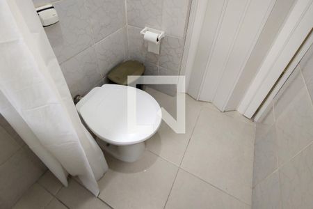 Banheiro de kitnet/studio para alugar com 1 quarto, 36m² em Canto do Forte, Praia Grande