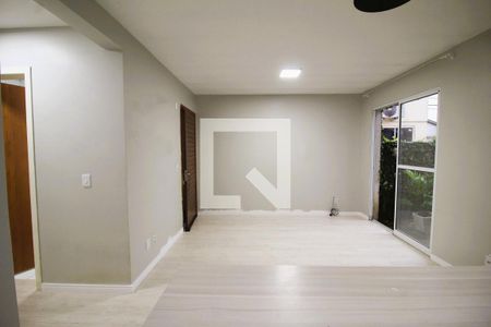 Sala de casa de condomínio à venda com 2 quartos, 54m² em Olaria, Canoas