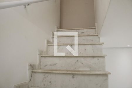 Escada de casa para alugar com 3 quartos, 230m² em Jardim Virginia Bianca, São Paulo