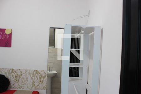 Entrada do banheiro de kitnet/studio para alugar com 1 quarto, 27m² em Jardim Santa Edwirges, Guarulhos