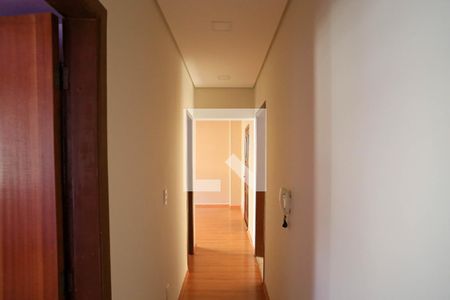 Corredor de apartamento para alugar com 2 quartos, 75m² em Cidade Nova, Belo Horizonte