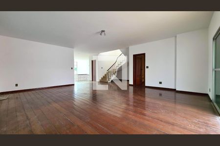 Casa à venda com 5 quartos, 630m² em Ouro Preto, Belo Horizonte