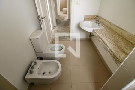Apartamento à venda com 425m², 7 quartos e 5 vagas Apartamento à venda com 425m², 7 quartos e 5 vagasBanheiro da Suíte 2