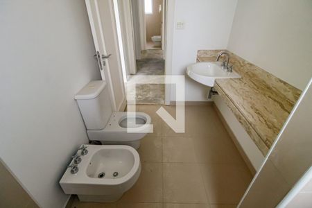 Apartamento à venda com 425m², 7 quartos e 5 vagas Apartamento à venda com 425m², 7 quartos e 5 vagasBanheiro da Suíte 1