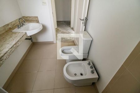 Apartamento à venda com 425m², 7 quartos e 5 vagas Apartamento à venda com 425m², 7 quartos e 5 vagasBanheiro da Suíte 3