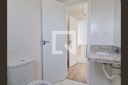 Banheiro suite 1 de apartamento à venda com 2 quartos, 79m² em Passo D’areia, Porto Alegre