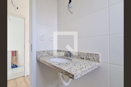 Banheiro suite 1 de apartamento à venda com 2 quartos, 79m² em Passo D’areia, Porto Alegre