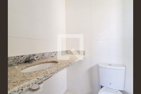 Banheiro suite 1 de apartamento à venda com 2 quartos, 80m² em Passo D’areia, Porto Alegre