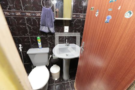 Banheiro de apartamento à venda com 2 quartos, 50m² em Califórnia, Belo Horizonte