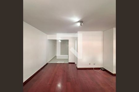 Sala de casa para alugar com 3 quartos, 150m² em Jardim Santos Dumont, São Paulo