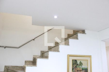 Sala escadas/quartos de casa à venda com 4 quartos, 375m² em Vila Santa Maria, Guarulhos