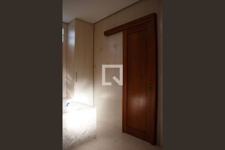 Casa de condomínio à venda com 334m², 4 quartos e 2 vagas Casa de condomínio à venda com 334m², 4 quartos e 2 vagasBanheiro da Suíte