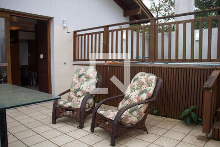 Casa de condomínio à venda com 334m², 4 quartos e 2 vagas Casa de condomínio à venda com 334m², 4 quartos e 2 vagasPiscina