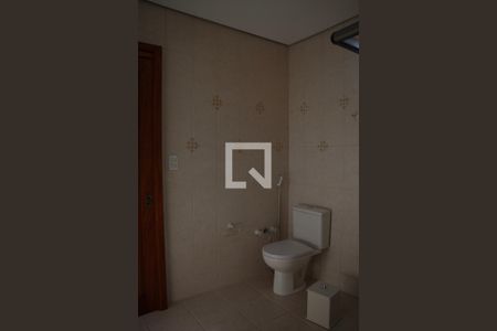 Casa de condomínio à venda com 334m², 4 quartos e 2 vagas Casa de condomínio à venda com 334m², 4 quartos e 2 vagasBanheiro da Suíte