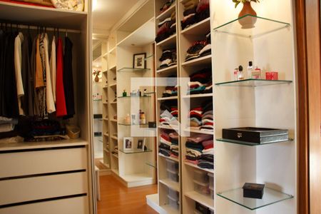 Casa de condomínio à venda com 334m², 4 quartos e 2 vagas Casa de condomínio à venda com 334m², 4 quartos e 2 vagasCloset