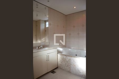 Casa de condomínio à venda com 334m², 4 quartos e 2 vagas Casa de condomínio à venda com 334m², 4 quartos e 2 vagasBanheiro da Suíte