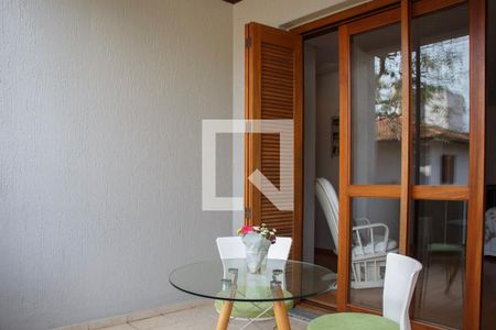 Casa de condomínio à venda com 334m², 4 quartos e 2 vagas Casa de condomínio à venda com 334m², 4 quartos e 2 vagasVaranda da Suíte