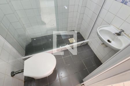 Banheiro de kitnet/studio para alugar com 1 quarto, 30m² em Centro, Rio de Janeiro