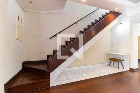 Escada de casa para alugar com 5 quartos, 425m² em Bosque da Saúde, São Paulo