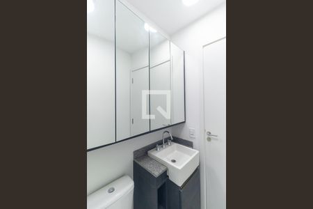 Banheiro de kitnet/studio para alugar com 1 quarto, 25m² em Sumarezinho, São Paulo