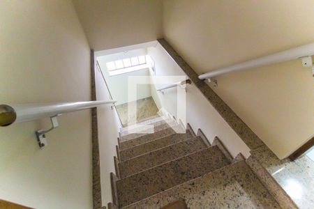 Escada de casa para alugar com 4 quartos, 350m² em Itaquera, São Paulo