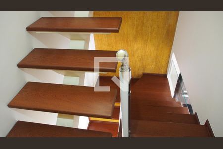 Escada de casa à venda com 3 quartos, 370m² em Vila Galvão, Jundiaí