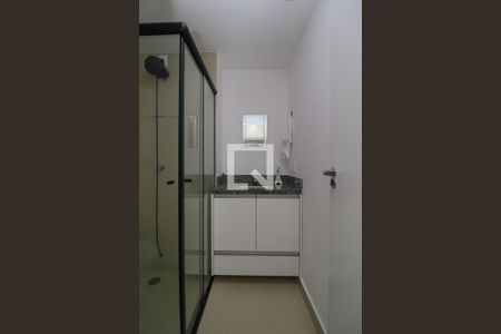 Banheiro de kitnet/studio para alugar com 1 quarto, 25m² em Pinheiros, São Paulo