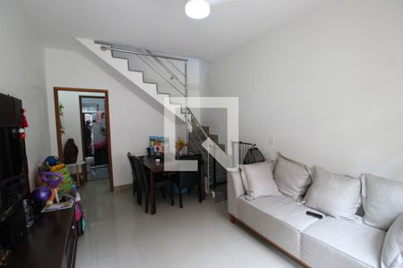 Sala de casa de condomínio à venda com 2 quartos, 70m² em Cordovil, Rio de Janeiro