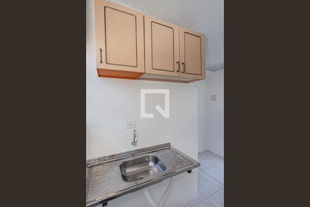 Cozinha e quarto de casa para alugar com 1 quarto, 18m² em Vila Diva, São Paulo