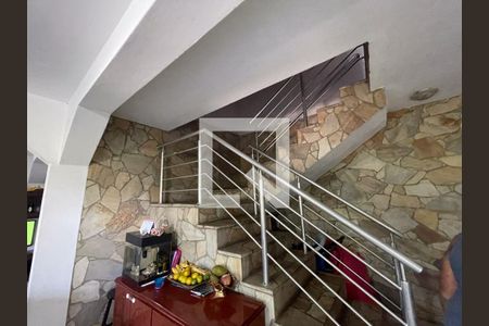 Escada de casa à venda com 4 quartos, 160m² em Eldorado, Contagem