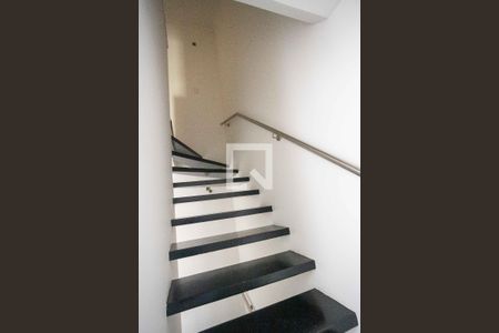 Casa à venda com 140m², 3 quartos e 2 vagas Casa à venda com 140m², 3 quartos e 2 vagasEscada