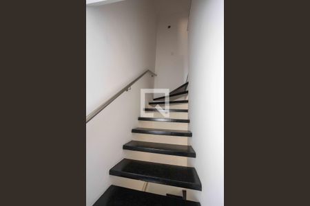 Casa à venda com 140m², 3 quartos e 2 vagas Casa à venda com 140m², 3 quartos e 2 vagasEscada de Acesso aos Quartos