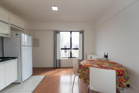 Sala de kitnet/studio para alugar com 1 quarto, 20m² em Centro, Curitiba