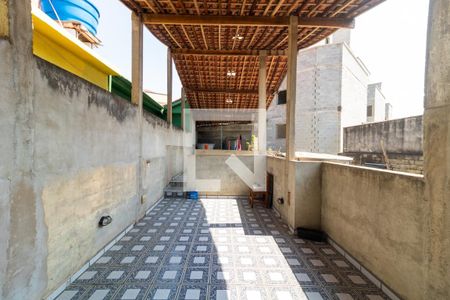 Casa à venda com 175m², 3 quartos e 2 vagas Casa à venda com 175m², 3 quartos e 2 vagasTerraço