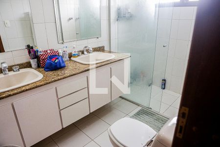 Apartamento à venda com 196m², 3 quartos e 2 vagas Apartamento à venda com 196m², 3 quartos e 2 vagasBanheiro da Suíte 1