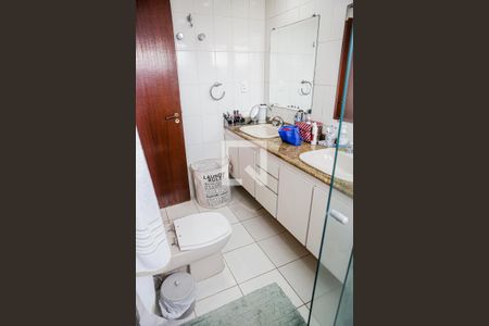 Apartamento à venda com 196m², 3 quartos e 2 vagas Apartamento à venda com 196m², 3 quartos e 2 vagasBanheiro da Suíte 1