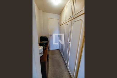 Apartamento à venda com 211m², 4 quartos e 3 vagas Apartamento à venda com 211m², 4 quartos e 3 vagasArmários corredor