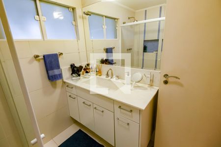 Apartamento à venda com 211m², 4 quartos e 3 vagas Apartamento à venda com 211m², 4 quartos e 3 vagasBanheiro Corredor