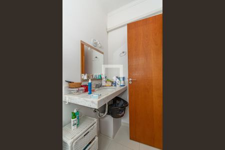 Banheiro da Suíte  de casa de condomínio à venda com 3 quartos, 90m² em Parque São Quirino, Campinas