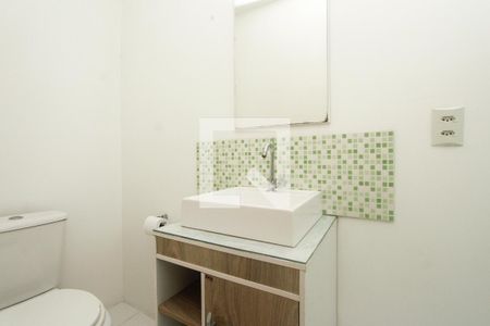 Banheiro de apartamento à venda com 1 quarto, 32m² em Santa Cecília, Porto Alegre