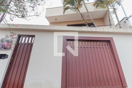 Casa à venda com 190m², 4 quartos e 2 vagas Casa à venda com 190m², 4 quartos e 2 vagasFachada